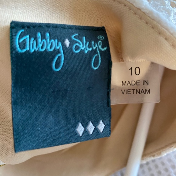 White and Nude Lace Fitted Shift Dress. Mature Wedding. Rehearsal Dress. - Picture 12 of 14